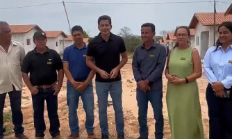 Chefe da Casa Civil visita obras de casas populares em Figueirópolis D’Oeste